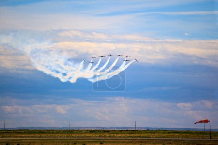 Foto de Aviones militares muestran en vuelo en el cielo nublado. - Imagen libre de derechos