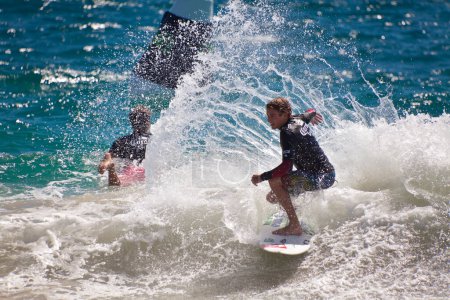 Foto de Gente Surfeando en las olas en Australia - Imagen libre de derechos