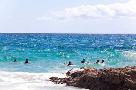 Téléchargez les photos : People Surfer sur les vagues en Australie - en image libre de droit