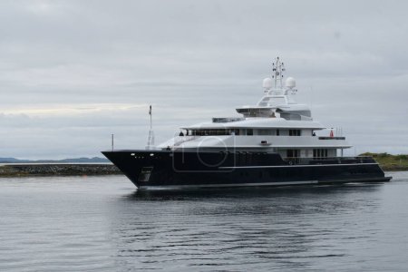Téléchargez les photos : Le propriétaire de Chelsea Roman Abramovich a découvert "Bronnoisund" et "Sr-Helgeland". Mercredi matin, il était ancré à Tyvvyta avec le yacht "Triple Seven" (27 juin 2007) - en image libre de droit