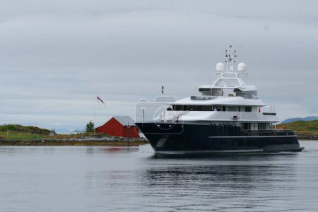 Téléchargez les photos : Le propriétaire de Chelsea Roman Abramovich a découvert "Bronnoisund" et "Sr-Helgeland". Mercredi matin, il était ancré à Tyvvyta avec le yacht "Triple Seven" (27 juin 2007) - en image libre de droit