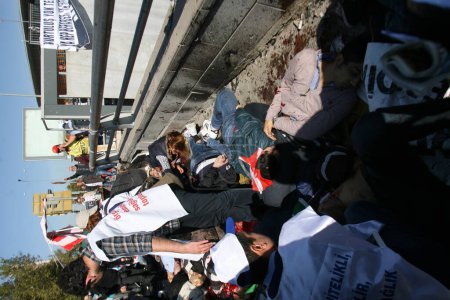 Foto de TURQUÍA, Ankara: La gente trata de ayudar a las víctimas heridas de un ataque terrorista que mató al menos a 30 personas en Ankara, capital de Turquía, el 10 de octubre de 2015. - Imagen libre de derechos