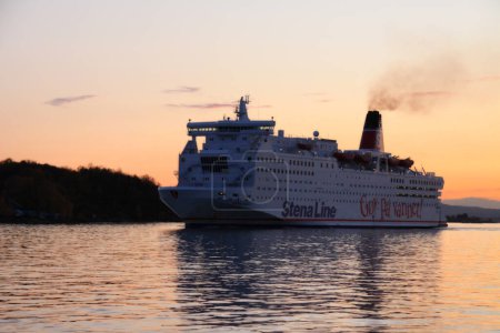Téléchargez les photos : Grand bateau au coucher du soleil en Norvège - en image libre de droit