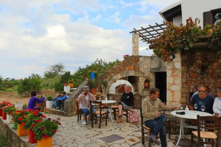 Téléchargez les photos : Les gens au café en plein air en Grèce - en image libre de droit