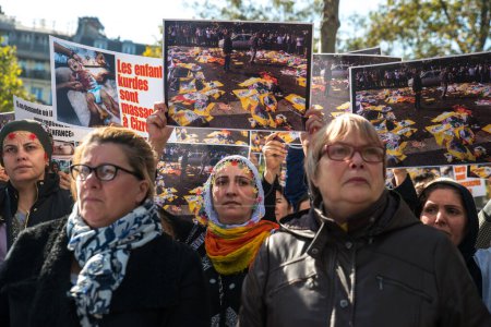 Téléchargez les photos : Manifestation suite à une attaque terroriste à Ankara. FRANCE PARIS - en image libre de droit