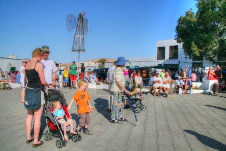 Téléchargez les photos : Lanzarote ville dans la journée ensoleillée - en image libre de droit