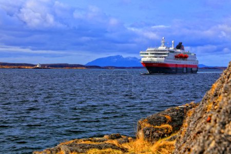 Téléchargez les photos : Vue panoramique du grand navire dans la mer - en image libre de droit