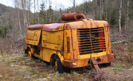 Téléchargez les photos : Vieux camion rouillé dans la forêt - en image libre de droit