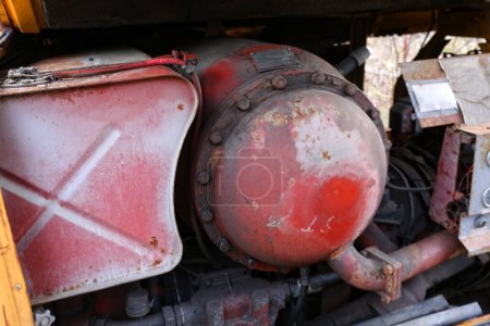 Téléchargez les photos : Le vieux moteur rouillé de voiture - en image libre de droit