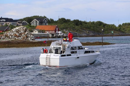 Téléchargez les photos : Bateau flottant en mer, Norvège - en image libre de droit