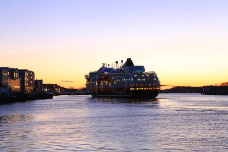 Téléchargez les photos : M.s Finnmarken grand bateau au coucher du soleil - en image libre de droit