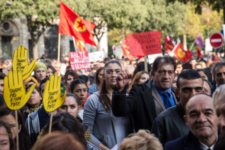 Téléchargez les photos : FRANCE, Paris : Des manifestants tiennent des banderoles et des pancartes de l'association antiraciste française "SOS Racisme" lors d'une manifestation organisée par le Conseil démocratique kurde de France à Paris, le 11 octobre 2015 - en image libre de droit