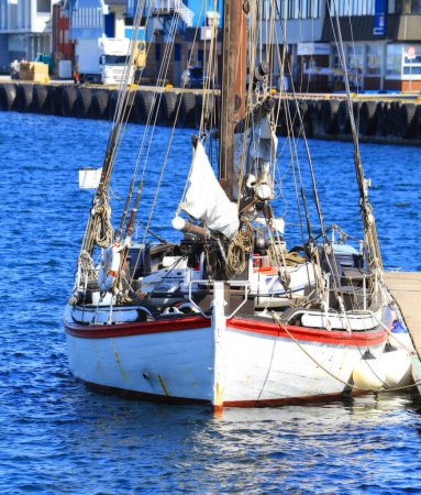 Téléchargez les photos : Bateau de pêche dans le port - en image libre de droit