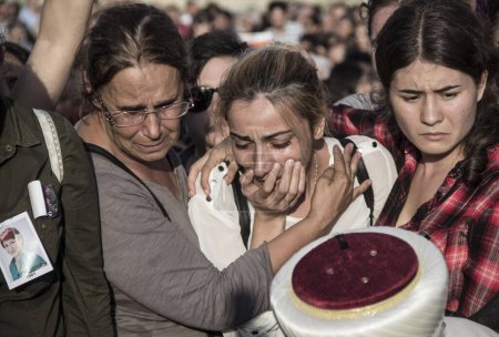 Téléchargez les photos : Image éditoriale de la cérémonie funéraire après l'explosion d'Ankara, Izmir, Turquie - en image libre de droit