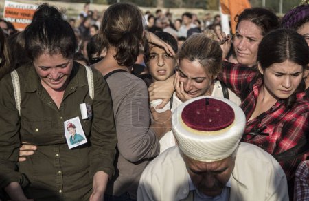 Foto de Imagen editorial de la ceremonia funeraria después de la explosión de Ankara, Izmir, Turquía - Imagen libre de derechos