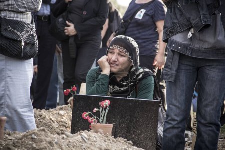 Foto de Imagen editorial de la ceremonia funeraria después de la explosión de Ankara, Izmir, Turquía - Imagen libre de derechos