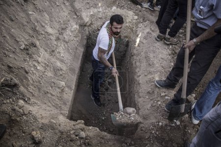 Téléchargez les photos : Image éditoriale de la cérémonie funéraire après l'explosion d'Ankara, Izmir, Turquie - en image libre de droit