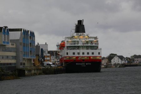 Téléchargez les photos : Navire Hurtigruten MS Richard With, amarré à Trondheim, Norvège - en image libre de droit