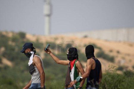 Téléchargez les photos : PALESTINE, bande de Gaza : Un groupe de manifestants palestiniens se rassemble près du poste frontalier d'Erez entre Israël et la bande de Gaza le 13 octobre 2015. - en image libre de droit