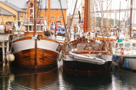Foto de Viejos barcos de pesca en el puerto - Imagen libre de derechos