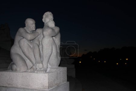 Téléchargez les photos : Statue sur fond sombre - en image libre de droit