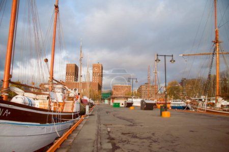 Téléchargez les photos : Le port de la ville de la mer Baltique - en image libre de droit