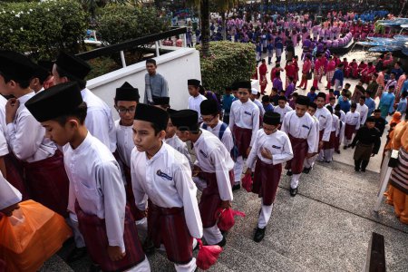 Téléchargez les photos : MALAISIE, Kuala Lumpur : Les dévots musulmans célèbrent Maal Hijrah à la mosquée nationale de Kuala Lumpur le 14 octobre 2015. La date marque le début de Muharram, le premier mois de l'année civile islamique. - en image libre de droit