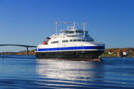 Téléchargez les photos : Le premier ferry à gaz TTS (Torghatten traffic company) est arrivé à Bronnoysund, en Norvège - en image libre de droit