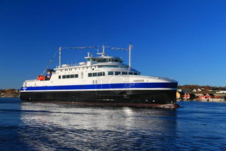 Téléchargez les photos : Le premier ferry à gaz TTS (Torghatten traffic company) est arrivé à Bronnoysund, en Norvège - en image libre de droit