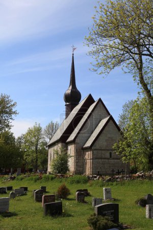 Téléchargez les photos : Eglise d'Alstahaug près du cimetière - en image libre de droit