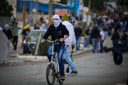 Téléchargez les photos : BANQUE DE L'OUEST, Ramallah : De jeunes Palestiniens masqués sont vus dans une rue du nord de Ramallah, en Cisjordanie, le 9 octobre 2015 - en image libre de droit