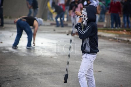 Foto de BANCO OESTE, Ramallah: Jóvenes palestinos enmascarados son vistos en una calle del norte de Ramallah, Cisjordania, el 9 de octubre de 2015 - Imagen libre de derechos