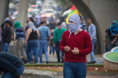 Foto de BANCO OESTE, Ramallah: Jóvenes palestinos enmascarados son vistos en una calle del norte de Ramallah, Cisjordania, el 9 de octubre de 2015 - Imagen libre de derechos