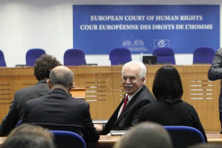 Foto de FRANCIA, Estrasburgo: El 15 de octubre de 2015, el político turco Dogu Perincek, del Partido de los Trabajadores Turcos de izquierda, examina la Corte Europea de Derechos Humanos en la ciudad francesa oriental de Estrasburgo. - Imagen libre de derechos