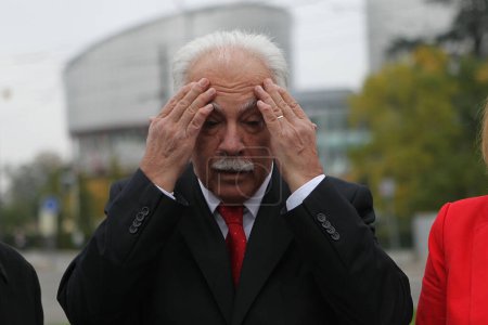 Téléchargez les photos : FRANCE, Strasbourg : L'homme politique turc Dogu Perincek du Parti des travailleurs turcs de gauche s'intéresse à la Cour européenne des droits de l'homme dans la ville de Strasbourg, dans l'est de la France, le 15 octobre 2015. - en image libre de droit