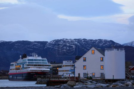 Téléchargez les photos : Belle vue sur le port de mer nordique avec bateau - en image libre de droit