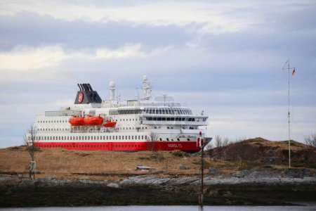 Téléchargez les photos : Red ferry on norway island - en image libre de droit