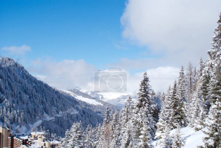 Téléchargez les photos : Domaine skiable dans les montagnes enneigées - en image libre de droit