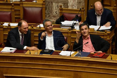 Foto de GRECIA, Atenas: Sesión plenaria del Parlamento griego durante el debate sobre el nuevo proyecto de ley ómnibus de austeridad, en Atenas, el 16 de octubre de 2015. - Imagen libre de derechos