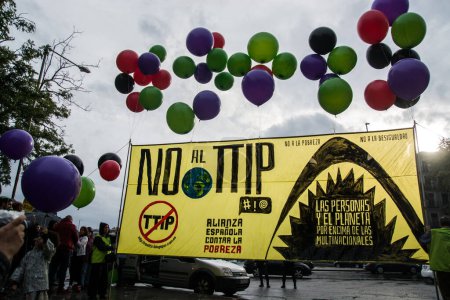 Téléchargez les photos : MADRID - TTIP TRADE DEAL - PROTEST - en image libre de droit