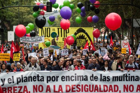 Téléchargez les photos : MADRID - TTIP TRADE DEAL PROTEST - en image libre de droit