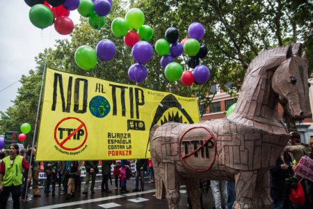 Téléchargez les photos : MADRID - TTIP TRADE DEAL PROTEST - en image libre de droit