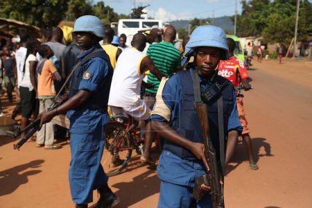 Téléchargez les photos : RÉPUBLIQUE CENTRALE AFRICAINE, Bangui : Des soldats de la Mission multidimensionnelle des Nations Unies pour la stabilisation en République centrafricaine, Minusque, passent dans une rue de Bangui, alors qu'ils patrouillent dans la ville, le 18 octobre 2015. - en image libre de droit