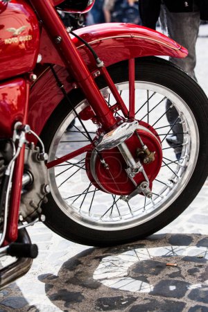 Téléchargez les photos : Moto dans la rue - en image libre de droit