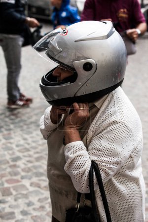 Téléchargez les photos : Une grand-mère dans un casque de moto - en image libre de droit