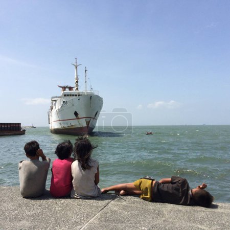 Foto de FILIPINAS, Manila: Corrientes fuertes provocadas por el tifón Koppu empujaron al barco de pasajeros MV Mary the Queen cerca de la bahía cerca de Manila, Filipinas, capturado el 20 de octubre de 2015 - Imagen libre de derechos