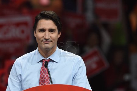 Téléchargez les photos : CANADA, Brampton : Le chef libéral Justin Trudeau a assisté à un rassemblement électoral dans la ville de Brampton près de Toronto, au Canada, le 4 octobre 2015. - en image libre de droit