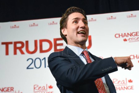 Téléchargez les photos : CANADA, Brampton : Le chef libéral Justin Trudeau a assisté à un rassemblement électoral dans la ville de Brampton près de Toronto, au Canada, le 4 octobre 2015. - en image libre de droit