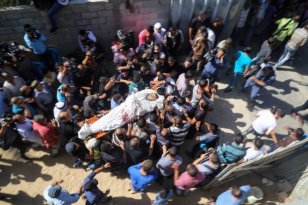Photo for GAZA, Deir al-Balah: Relatives of the Palestinian militant Ahmed al-Sirhi, who was killed by Israeli forces on Tuesday, carry his body during his funeral in Deir al-Balah in the central Gaza Strip October 21, 2015. - Royalty Free Image