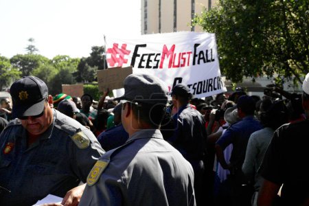 Foto de SUDÁFRICA, Ciudad del Cabo: Los estudiantes se manifiestan durante una protesta contra los aumentos de tasas en la Universidad de Ciudad del Cabo el 20 de octubre de 2015. - Imagen libre de derechos